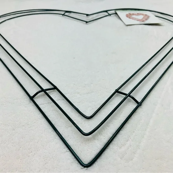 NWT 17pc 16” x 16” Heart-Shaped Wire Wreath Form by Flora Craft Homemade Decor - Picture 5 of 8
